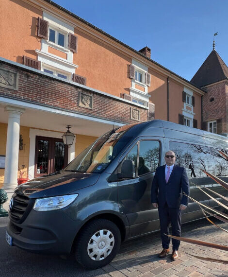 Conducteur Transphere devant un minibus de tourisme dans l’Ain